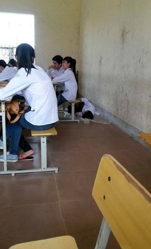 Nam sinh tranh thủ chợp mắt trong lớp học, chắc vì vất vả ôn thi?!